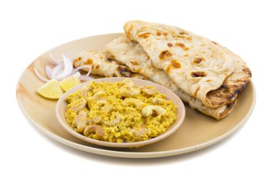 Hint geleneksel vejetaryen mutfağı Kaju köri de denilen Kaju tereyağı Masala hizmet ile Tandoori Roti ve beyaz arka plan üzerinde izole salatası