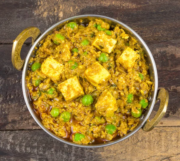 Hint mutfağı Mattar Paneer olduğunu bir vejetaryen Kuzey Hint yemeği oluşan, bezelye ve Paneer dayalı bir domates sos ile Garam Masala baharatlı. Bu kez Hint Tandoori Roti türü ile servis edilir
