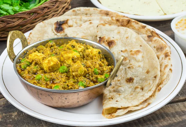 Hint mutfağı Mattar Paneer olduğunu bir vejetaryen Kuzey Hint yemeği oluşan, bezelye ve Paneer dayalı bir domates sos ile Garam Masala baharatlı. Bu kez Hint Tandoori Roti türü ile servis edilir