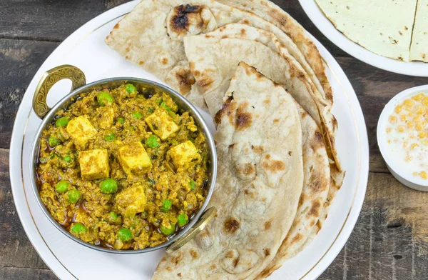Hint mutfağı Mattar Paneer olduğunu bir vejetaryen Kuzey Hint yemeği oluşan, bezelye ve Paneer dayalı bir domates sos ile Garam Masala baharatlı. Bu kez Hint Tandoori Roti türü ile servis edilir