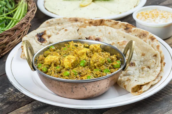 Hint mutfağı Mattar Paneer olduğunu bir vejetaryen Kuzey Hint yemeği oluşan, bezelye ve Paneer dayalı bir domates sos ile Garam Masala baharatlı. Bu kez Hint Tandoori Roti türü ile servis edilir