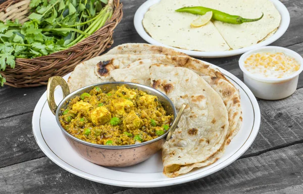Hint mutfağı Mattar Paneer olduğunu bir vejetaryen Kuzey Hint yemeği oluşan, bezelye ve Paneer dayalı bir domates sos ile Garam Masala baharatlı. Bu kez Hint Tandoori Roti türü ile servis edilir