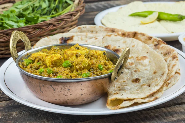 Hint mutfağı Mattar Paneer olduğunu bir vejetaryen Kuzey Hint yemeği oluşan, bezelye ve Paneer dayalı bir domates sos ile Garam Masala baharatlı. Bu kez Hint Tandoori Roti türü ile servis edilir