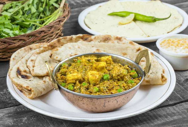 Hint mutfağı Mattar Paneer olduğunu bir vejetaryen Kuzey Hint yemeği oluşan, bezelye ve Paneer dayalı bir domates sos ile Garam Masala baharatlı. Bu kez Hint Tandoori Roti türü ile servis edilir