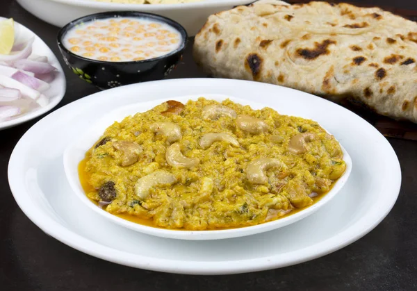 Hint geleneksel vejetaryen mutfağı Kaju köri Kaju tereyağı Masala tandır Roti, Raita, salata ve Papad ile servis olarak da bilinir