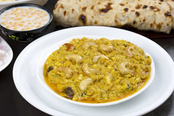 Hint geleneksel vejetaryen mutfağı Kaju köri Kaju tereyağı Masala tandır Roti, Raita, salata ve Papad ile servis olarak da bilinir