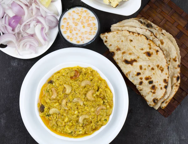 Hint geleneksel vejetaryen mutfağı Kaju köri Kaju tereyağı Masala tandır Roti, Raita, salata ve Papad ile servis olarak da bilinir