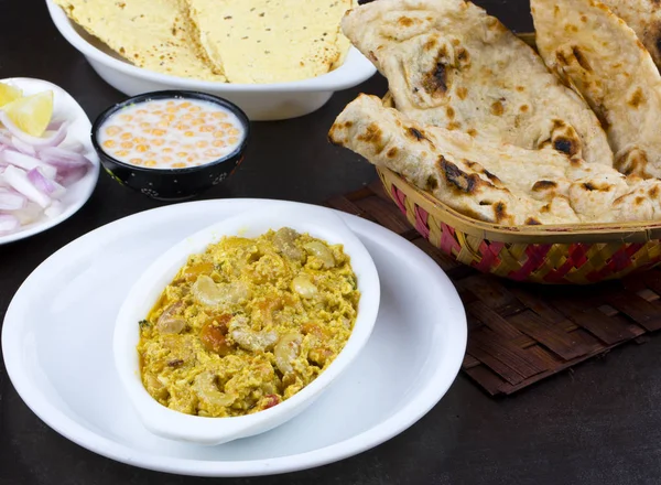 印度传统素食菜 Kaju 咖喱也叫 Kaju 黄油马萨拉服务与唐杜里印度 沙拉和 Papad — 图库照片