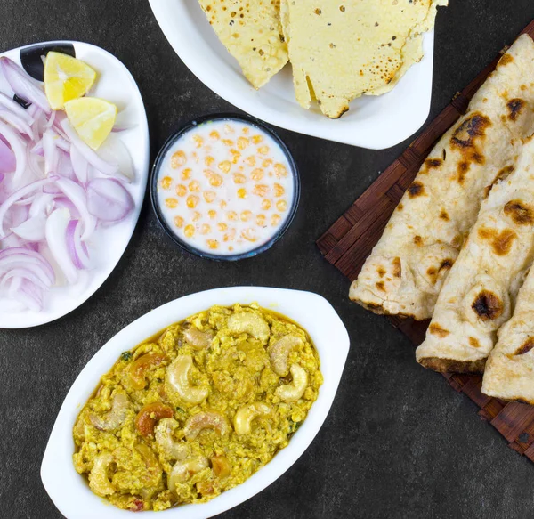 Hint geleneksel vejetaryen mutfağı Kaju köri Kaju tereyağı Masala tandır Roti, Raita, salata ve Papad ile servis olarak da bilinir