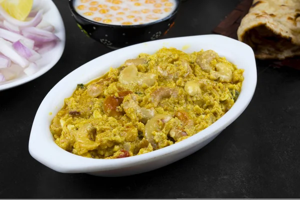 Hint geleneksel vejetaryen mutfağı Kaju köri Kaju tereyağı Masala tandır Roti, Raita, salata ve Papad ile servis olarak da bilinir