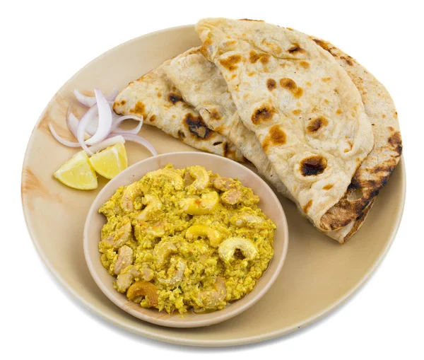 Hint geleneksel vejetaryen mutfağı Kaju köri de denilen Kaju tereyağı Masala hizmet ile Tandoori Roti ve beyaz arka plan üzerinde izole salatası