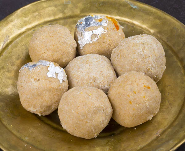 Laddu 印度传统的甜食品也知道 Laddu Laddoos Laddoo Ladoo Laddo 是在印度节日流行的球形糖果 Laddu 黑色纹理背景 — 图库照片