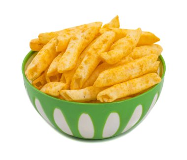 Lezzetli hafif baharatlı patates beyaz arka plan üzerinde izole Snack