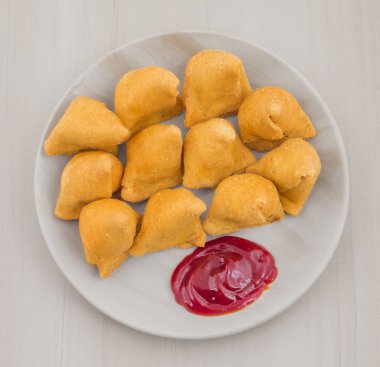 Samosa tatlı kırmızı Chutney Hint lezzetli derin kızarmış kahvaltı ile