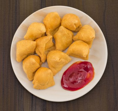Samosa tatlı kırmızı Chutney Hint lezzetli derin kızarmış kahvaltı ile