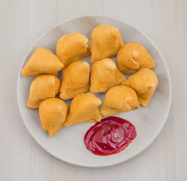 Samosa Con Dulce Rojo Chutney Indio Delicioso Desayuno Frito Profundo —  Fotos de Stock