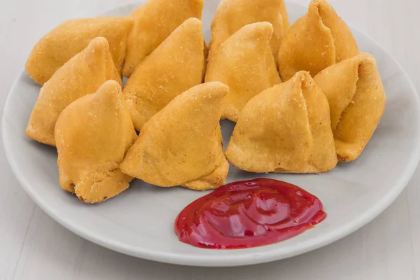 Samosa tatlı kırmızı Chutney Hint lezzetli derin kızarmış kahvaltı ile