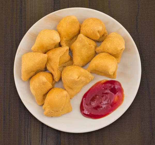 Samosa tatlı kırmızı Chutney Hint lezzetli derin kızarmış kahvaltı ile