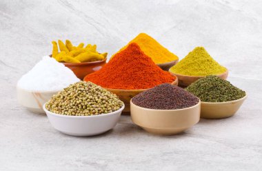 Hint Baharatları Koleksiyonuna Kırmızı Acı Biber, Zerdeçal tozu, Kişniş tozu, Zerdeçal Çubuğu, Kuru Chili, Fenugreek, Kara Biber, Kimyon, Hardal Tohumu, Mirchi, Eski Zemin Üzerine Haldi