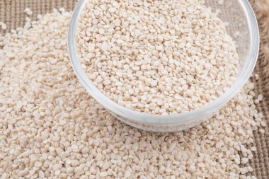 Urad Dal veya Black Gram Split Pulse Uncished Without cover olarak da bilinir Vigna Mungo, Black Gram, Urad Bean, Minapa Pappu, Mungo Bean, Black Matpe Bean veya Split Black Gram Tohumları olarak da bilinir.