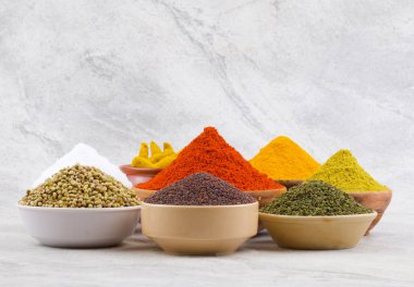 Hint Baharatları Koleksiyonuna Kırmızı Acı Biber, Zerdeçal tozu, Kişniş tozu, Zerdeçal Çubuğu, Kuru Chili, Fenugreek, Kara Biber, Kimyon, Hardal Tohumu, Mirchi, Eski Zemin Üzerine Haldi