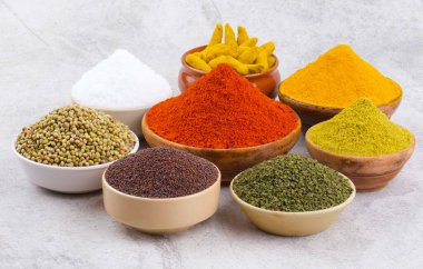 Hint Baharatları Koleksiyonuna Kırmızı Acı Biber, Zerdeçal tozu, Kişniş tozu, Zerdeçal Çubuğu, Kuru Chili, Fenugreek, Kara Biber, Kimyon, Hardal Tohumu, Mirchi, Eski Zemin Üzerine Haldi