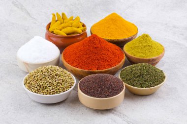 Hint Baharatları Koleksiyonuna Kırmızı Acı Biber, Zerdeçal tozu, Kişniş tozu, Zerdeçal Çubuğu, Kuru Chili, Fenugreek, Kara Biber, Kimyon, Hardal Tohumu, Mirchi, Eski Zemin Üzerine Haldi