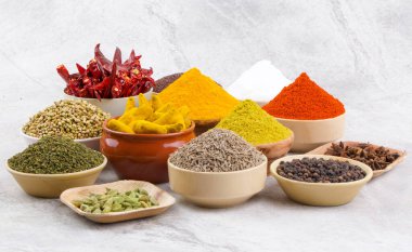 Hint Baharatları Koleksiyonuna Kırmızı Acı Biber, Zerdeçal tozu, Kişniş tozu, Zerdeçal Çubuğu, Kuru Chili, Fenugreek, Kara Biber, Kimyon, Hardal Tohumu, Mirchi, Eski Zemin Üzerine Haldi