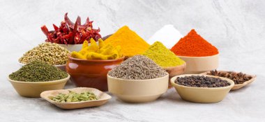 Hint Baharatları Koleksiyonuna Kırmızı Acı Biber, Zerdeçal tozu, Kişniş tozu, Zerdeçal Çubuğu, Kuru Chili, Fenugreek, Kara Biber, Kimyon, Hardal Tohumu, Mirchi, Eski Zemin Üzerine Haldi