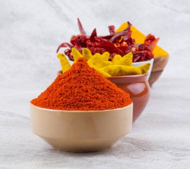 Hint Baharatları Koleksiyonuna Kırmızı Acı Biber, Zerdeçal tozu, Kişniş tozu, Zerdeçal Çubuğu, Kuru Chili, Fenugreek, Kara Biber, Kimyon, Hardal Tohumu, Mirchi, Eski Zemin Üzerine Haldi