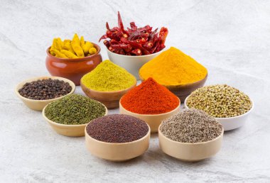 Hint Baharatları Koleksiyonuna Kırmızı Acı Biber, Zerdeçal tozu, Kişniş tozu, Zerdeçal Çubuğu, Kuru Chili, Fenugreek, Kara Biber, Kimyon, Hardal Tohumu, Mirchi, Eski Zemin Üzerine Haldi