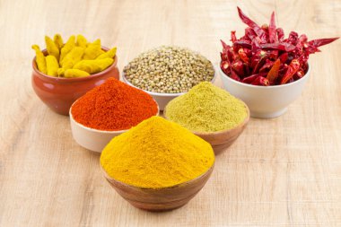 Hint Baharatları Koleksiyonuna Kırmızı Acı Biber, Zerdeçal tozu, Kişniş tozu, Zerdeçal Çubuğu, Kuru Chili, Fenugreek, Kara Biber, Kimyon, Hardal Tohumu, Mirchi, Eski Zemin Üzerine Haldi