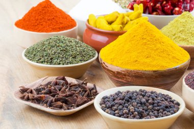 Hint Baharatları Koleksiyonuna Kırmızı Acı Biber, Zerdeçal tozu, Kişniş tozu, Zerdeçal Çubuğu, Kuru Chili, Fenugreek, Kara Biber, Kimyon, Hardal Tohumu, Mirchi, Eski Zemin Üzerine Haldi