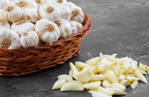 Pile Fresh Organic Garlic Vintage Wooden Background — 스톡 사진