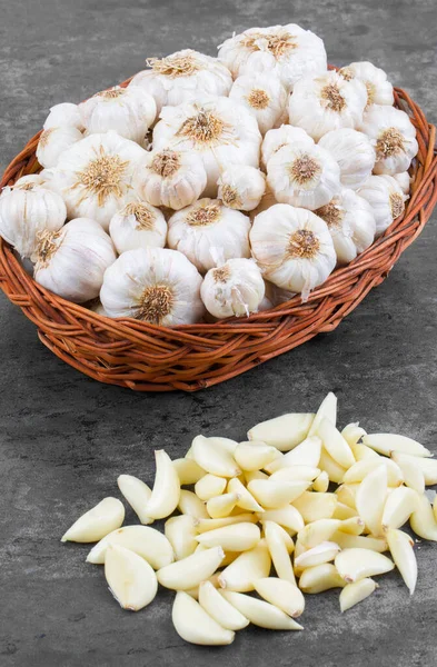 Pile Fresh Organic Garlic Vintage Wooden Background — 스톡 사진