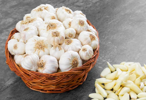 Pile Fresh Organic Garlic Vintage Wooden Background — 스톡 사진