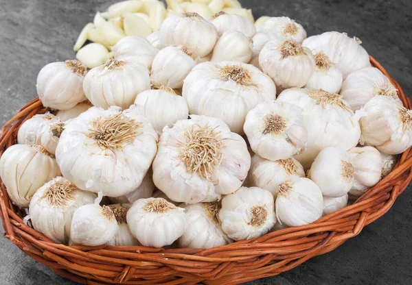 Pile Fresh Organic Garlic Vintage Wooden Background — Stock Photo, Image