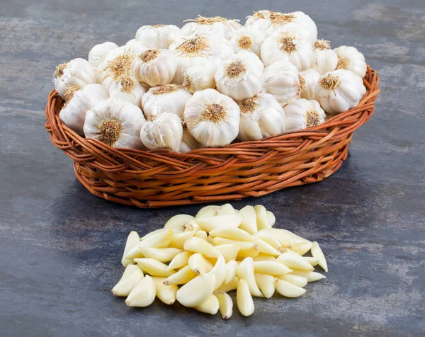 Pile Fresh Organic Garlic Vintage Wooden Background — 스톡 사진