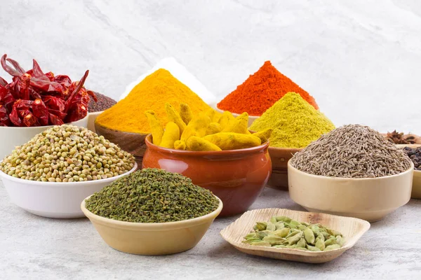 Hint Baharatları Koleksiyonuna Kırmızı Acı Biber, Zerdeçal tozu, Kişniş tozu, Zerdeçal Çubuğu, Kuru Chili, Fenugreek, Kara Biber, Kimyon, Hardal Tohumu, Mirchi, Eski Zemin Üzerine Haldi