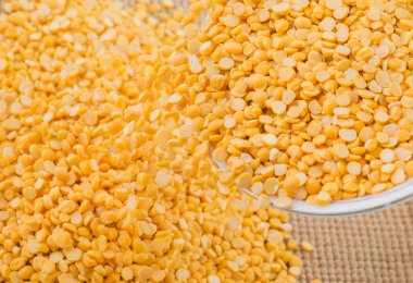 Split Nohut, Chana Dal, Yellow Lentil, Split Pigeon Peas, Yellow Chana Bezelye, Kurutulmuş Nohut, Split Yellow Gram veya Toor Dal olarak da bilinir.