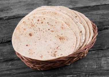 Geleneksel Hint Mutfağı Chapati Roti, Fulka, Paratha, Hint Ekmeği, Düz Ekmek, Chapathi, Wheaten Düz Ekmek, Chapatti, Chappathi veya Kulcha olarak da bilinir.
