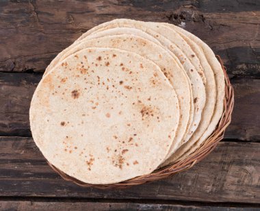 Geleneksel Hint Mutfağı Chapati Roti, Fulka, Paratha, Hint Ekmeği, Düz Ekmek, Chapathi, Wheaten Düz Ekmek, Chapatti, Chappathi veya Kulcha olarak da bilinir.