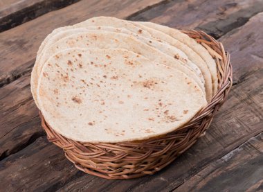 Geleneksel Hint Mutfağı Chapati Roti, Fulka, Paratha, Hint Ekmeği, Düz Ekmek, Chapathi, Wheaten Düz Ekmek, Chapatti, Chappathi veya Kulcha olarak da bilinir.