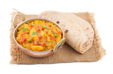 Hint Mutfağı Baharatlı Patates Kızartması, Patates Köri, Aloo Masala veya Hint Ekmeği, Roti veya Chapati ile birlikte servis edilen Aloo Masala olarak da bilinir.