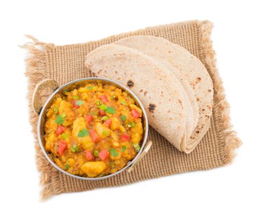 Hint Mutfağı Baharatlı Patates Kızartması, Patates Köri, Aloo Masala veya Hint Ekmeği, Roti veya Chapati ile birlikte servis edilen Aloo Masala olarak da bilinir.