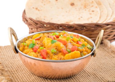 Hint Mutfağı Baharatlı Patates Kızartması, Patates Köri, Aloo Masala veya Hint Ekmeği, Roti veya Chapati ile birlikte servis edilen Aloo Masala olarak da bilinir.