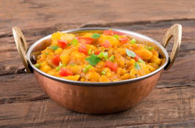 Hint Mutfağı Baharatlı Patates Kızartması, Patates Köri, Aloo Masala veya Tahta Masala olarak da bilinir.