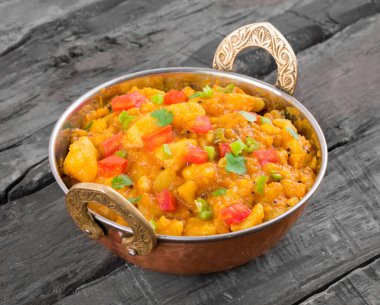 Hint Mutfağı Baharatlı Patates Kızartması, Patates Köri, Aloo Masala veya Tahta Masala olarak da bilinir.
