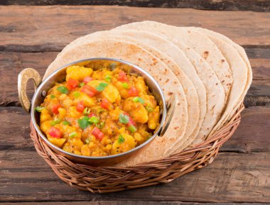 Hint Mutfağı Baharatlı Patates Kızartması, Patates Köri, Aloo Masala ya da Alu Masala olarak da bilinir. Hint Ekmeği, Roti veya Chapati ile birlikte Tahta Masa 'da servis edilir.