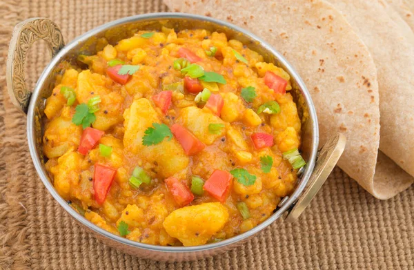 Hint mutfağı baharatlı patates kızartması, patates kızartması, köri, Aloo Masala veya Hint ekmeği, Roti veya Chapati ile servis edilen Alu Masala olarak da bilinir.